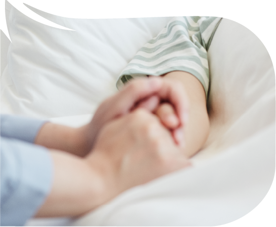 Die Hände einer erwachsenen Person halten die Hände eines kranken Kindes